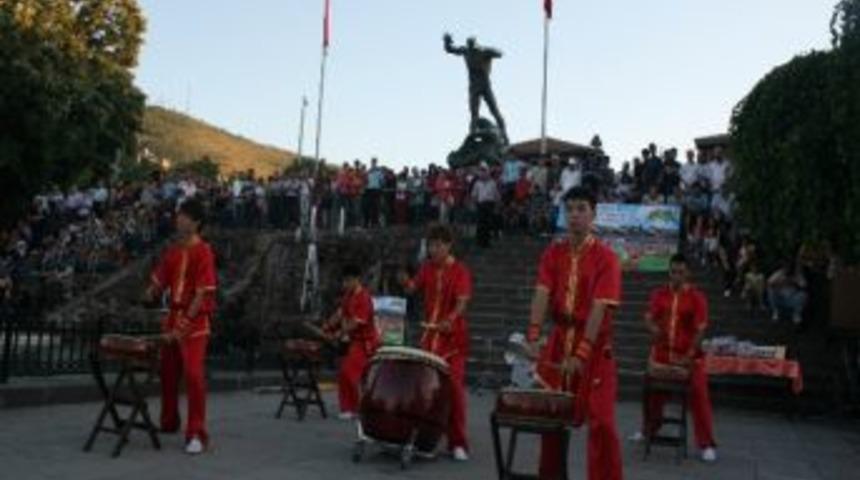 Tayvanlı &Ouml;ğrenciler, Geleneksel Danslarını Sergiledi