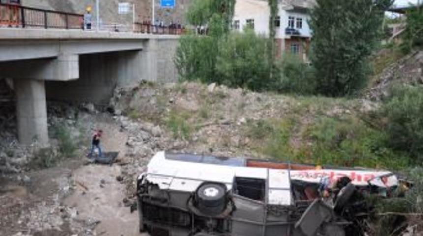 Virajı Alamayan Yolcu Otob&uuml;s K&ouml;pr&uuml;den U&ccedil;tu: 5 &Ouml;l&uuml;, 44 Yaralı