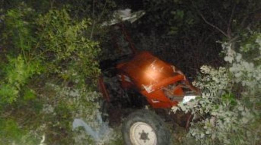 Trakt&ouml;r Şarampole Yuvarlandı: 5 Yaralı