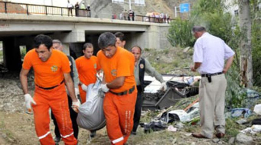 Otob&uuml;s dereye u&ccedil;tu; 5 &ouml;l&uuml;, 43 yaralı