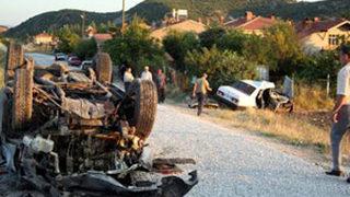 Otomobille kamyonet çarpıştı; 2 ölü