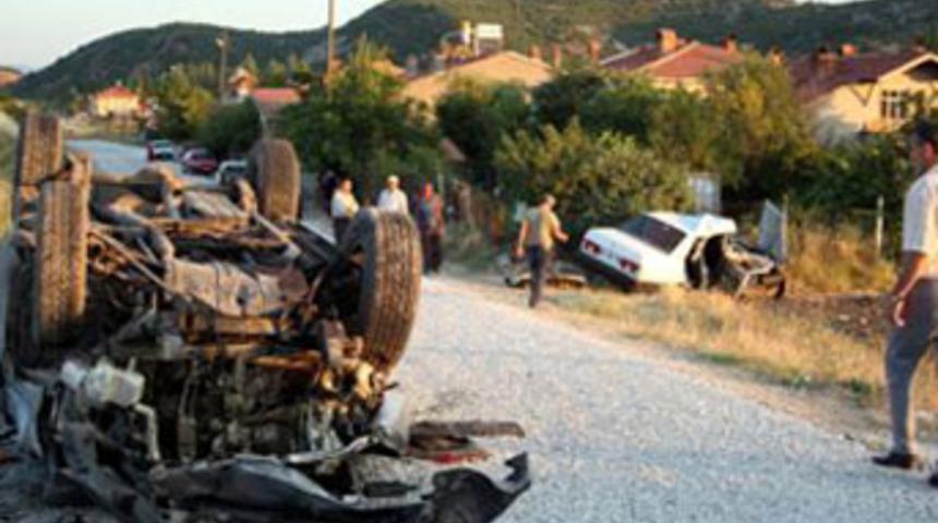 Otomobille kamyonet çarpıştı; 2 ölü