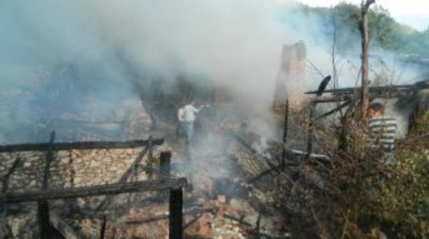 Yangında faciadan d&ouml;n&uuml;ld&uuml;; 2 ev k&uuml;l oldu