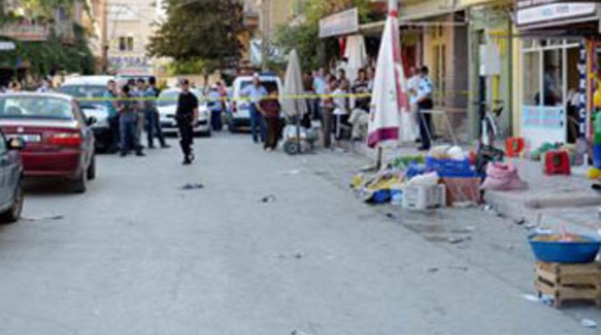 Silahıyla pazarda dehşet sa&ccedil;tı