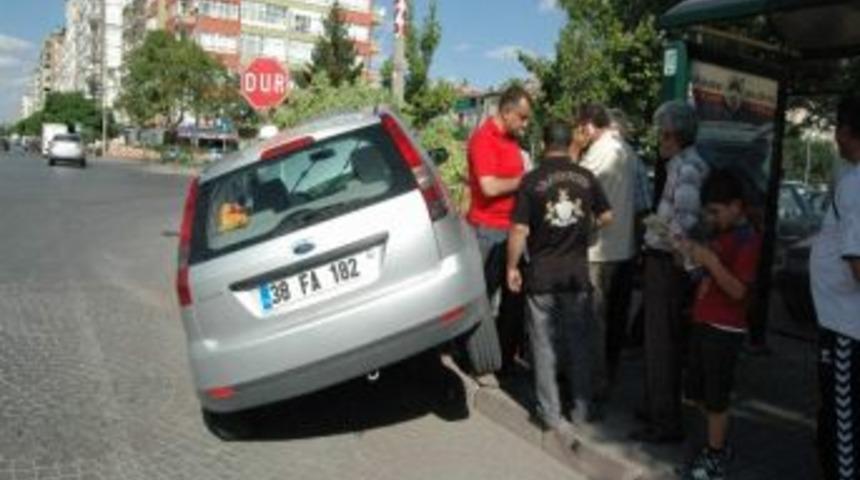 Hızını Alamayan S&uuml;r&uuml;c&uuml; Ağaca &Ccedil;arptı