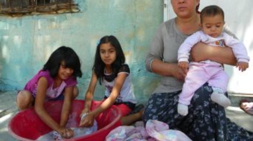 Minik Eller, Annelerine Yardım I&ccedil;in Leğende &Ccedil;amaşır Yıkıyor