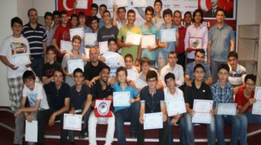 Yabancı Dil Kursunda Sertifika Sevinci