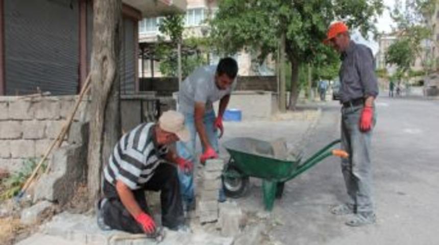 Emek Mahallesi&rsquo;nde Kaldırım D&uuml;zenlemesi S&uuml;r&uuml;yor