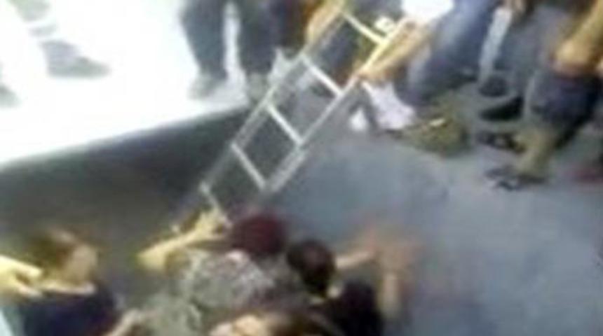 Metrob&uuml;s ve yolcuları &ccedil;ukura d&uuml;şt&uuml;