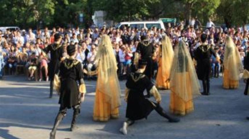 Azeri Halk Dansları Topluluğu Yahyalı'da G&ouml;steri Sundu