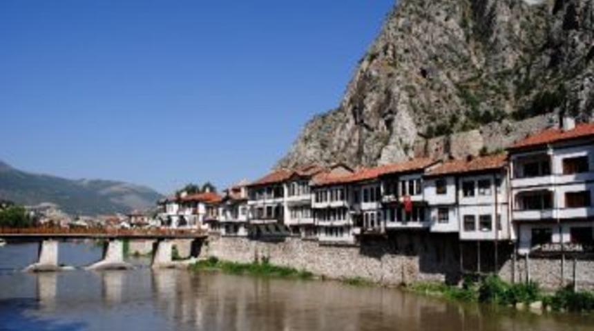 Yeşilırmak&rsquo;ın Kıyısındaki Osmanlı Yalıları G&ouml;z Kamaştırıyor