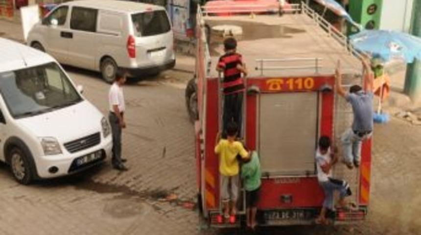 Ara&ccedil;ların Arkasına Asılan &Ccedil;ocuklar, Kazalara Davetiye &Ccedil;ıkarıyor