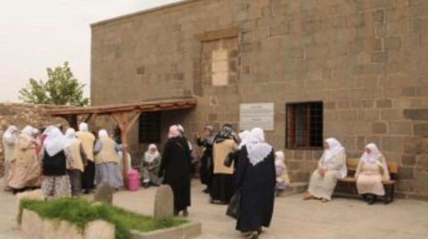 Abdaliye Medresesi&rsquo;ne Ziyaret&ccedil;i Akını