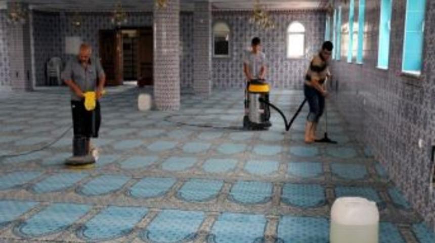 Niğde Belediyesi Cami Temizliği Yaptı