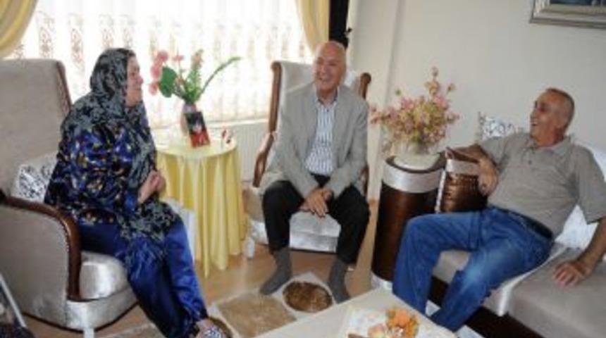 Yenimahalle Belediye Başkanı Fethi Yaşar&rsquo;dan Yaşlılara &Ccedil;at Kapı Ziyaret
