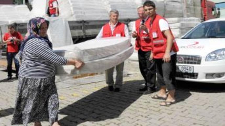 Kızılay Selzedelere Eşya Yardımına Başladı