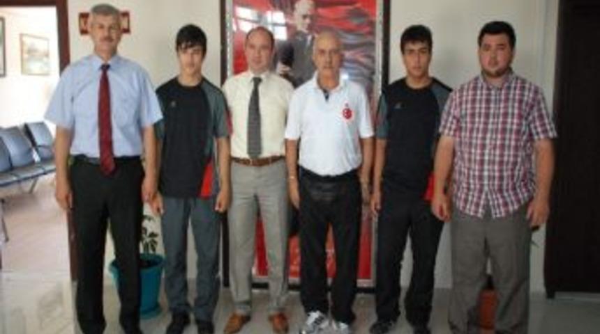 Merzifon Kaymakamı Geyim&rsquo;den Başarılı Haltercilere &Ouml;vg&uuml;