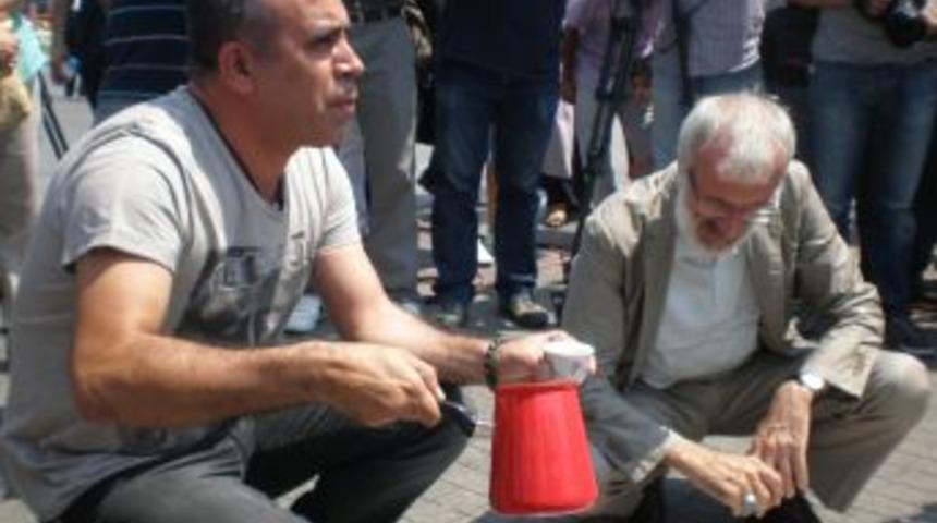 Srebrenitsa Kurbanlarına Kahve Fincanları Ile Anma