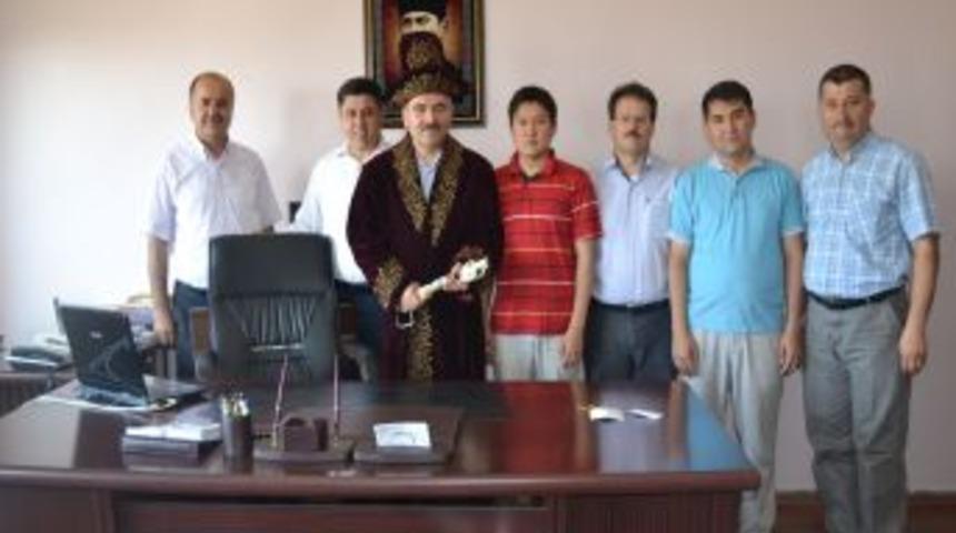 Kazakistan'daki T&uuml;rk Okulları Idarecilerinden, K&ouml;rfez Kaymakamı'na Ziyaret