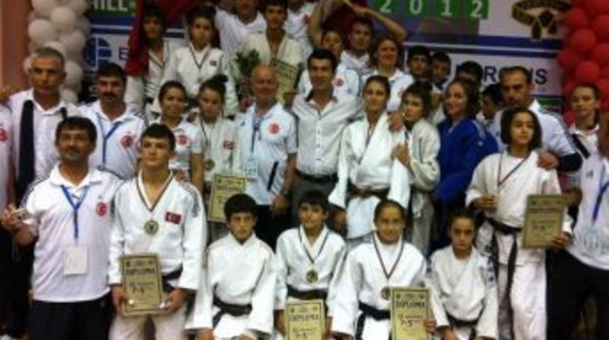 Balkanlar'dan Madalya İle D&ouml;nd&uuml;ler