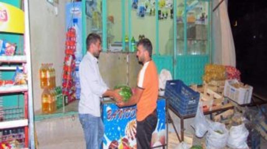 Zor G&uuml;nler Yaşayan Esnaf, Samancıların Yaptığı Alışverişlerle G&uuml;n&uuml; Kurtarıyor