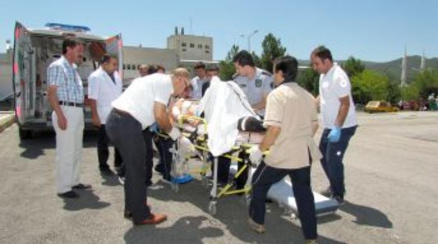 Kamyonun Altında Kalan Iş&ccedil;i Hava Ambulansı Ile Samsun&rsquo;a Sevk Edildi