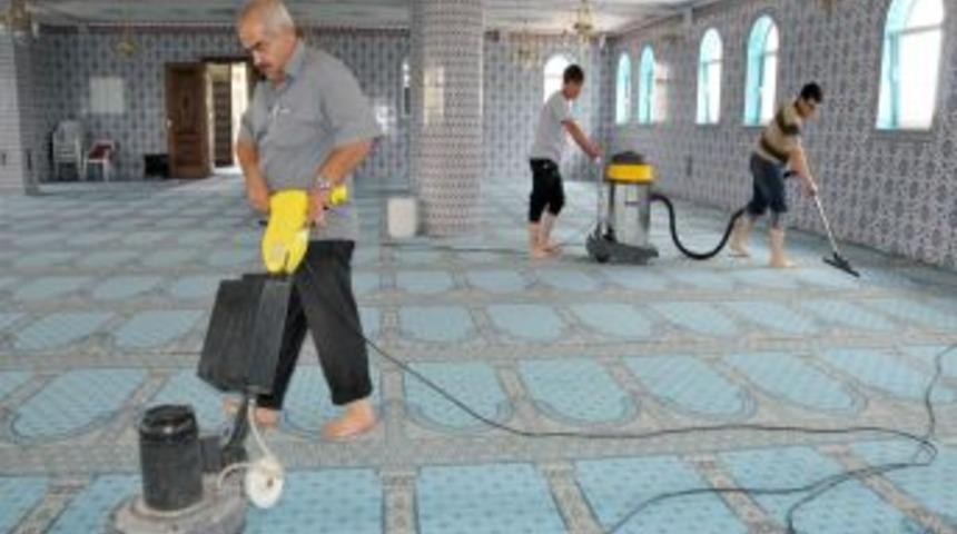 Niğde Belediyesi'nden Camilere Temizlik Hizmeti