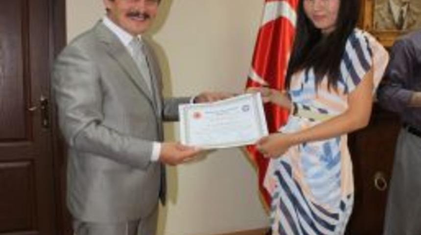 Kazak &Ouml;ğrenciler Sertifikalarını Aldı