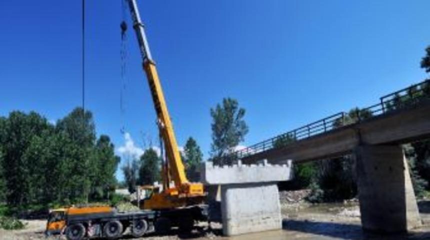 Taşk&ouml;pr&uuml; &Ccedil;&ouml;roğlu K&ouml;y&uuml; K&ouml;pr&uuml;s&uuml; Yenileniyor