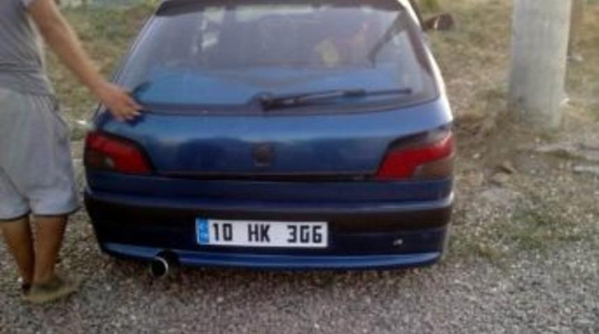 Edremit&rsquo;te K&ouml;peği Ezmeyen S&uuml;r&uuml;c&uuml; Direğe &Ccedil;arptı