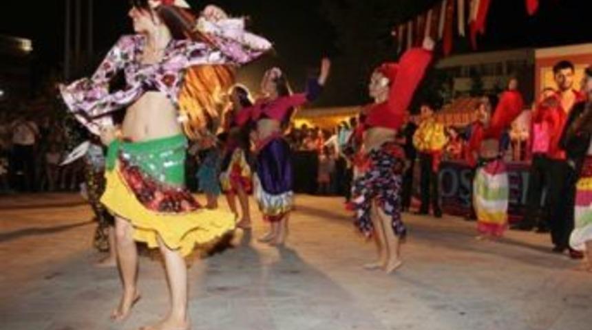 &Ccedil;atalca'da Erguvan Festivali coşkuyla s&uuml;r&uuml;yor