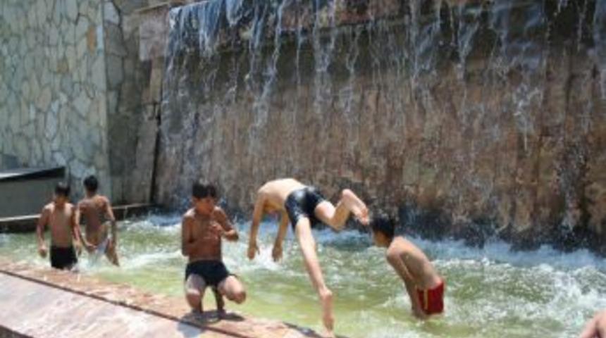 Sıcaklık 40 Dereceye Ulaşan İzmir'de S&uuml;s Havuzları &Ccedil;ocuklarla Doldu