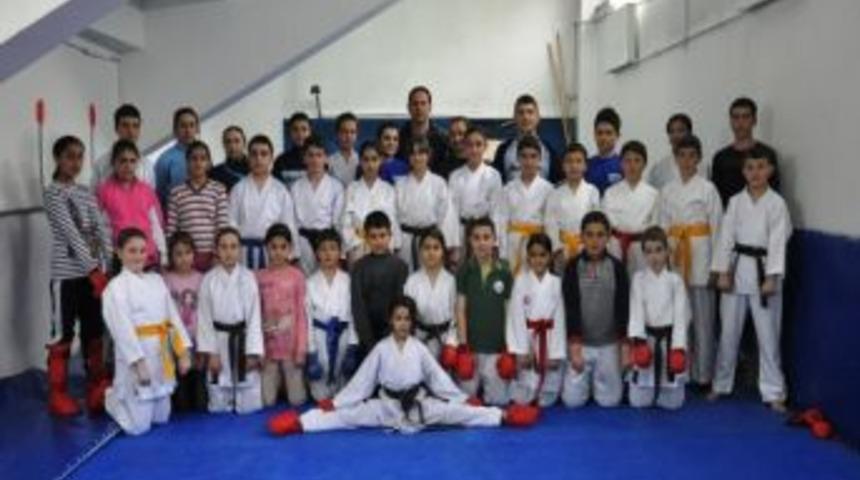 D&uuml;zceli Karateciler G&uuml;m&uuml;şhan&rsquo;den Altın Madalyayla D&ouml;nd&uuml;