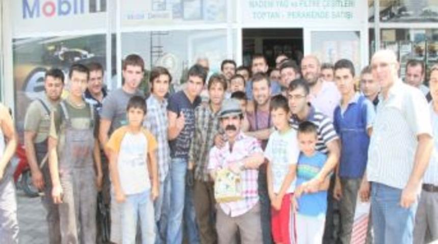 '&ccedil;aycı H&uuml;seyin' Akhisar&rsquo;da Motor Yağı Tanıttı
