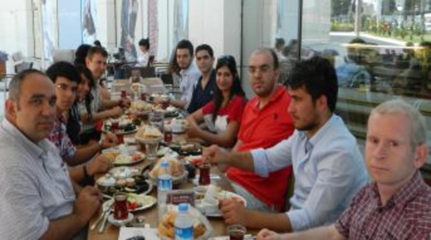Hukuk&ccedil;ular Derneği'nden Hukuk &Ouml;ğrencilerine Kahvaltı