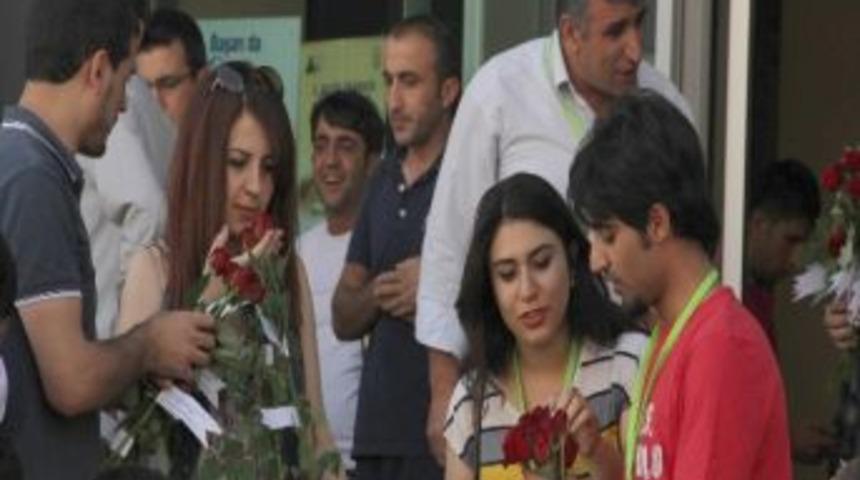 Akademisyenler &Ccedil;arşı Merkezinde Y&ouml;re Halkına G&uuml;l Dağıttı