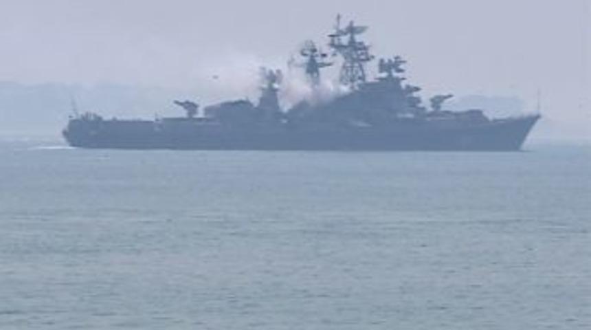 Rus Savaş Gemisi İstanbul Boğazı'ndan Ge&ccedil;ti