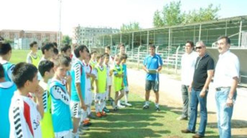 S&ouml;zen Minik Futbolcuları Ziyaret Etti
