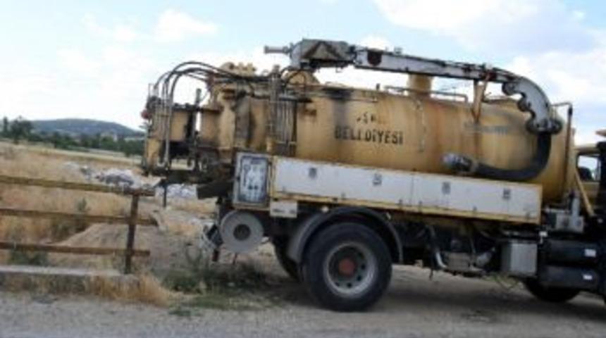 Uşak Belediyesine Ait Vidanj&ouml;r Dereye Lağım Suyu Boşalttı