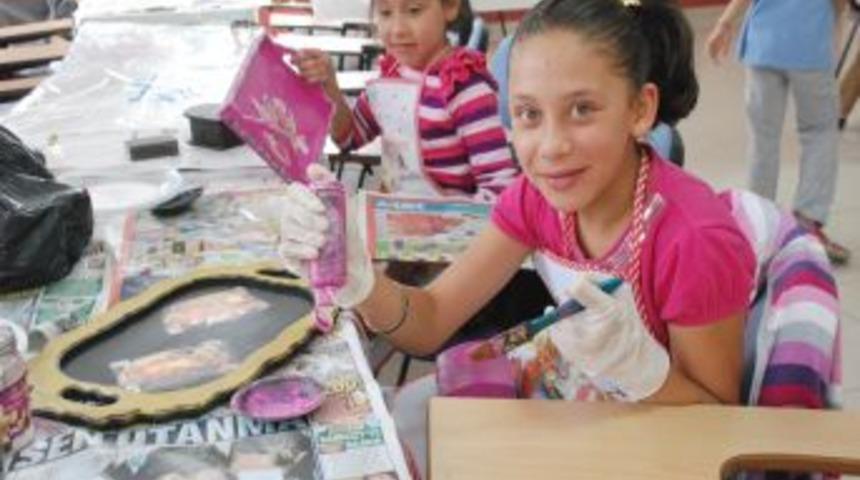 K&uuml;&ccedil;&uuml;k Yaşta Ebru, Takı Tasarım Ve Ahşap Boyama Sanatını &Ouml;ğreniyorlar