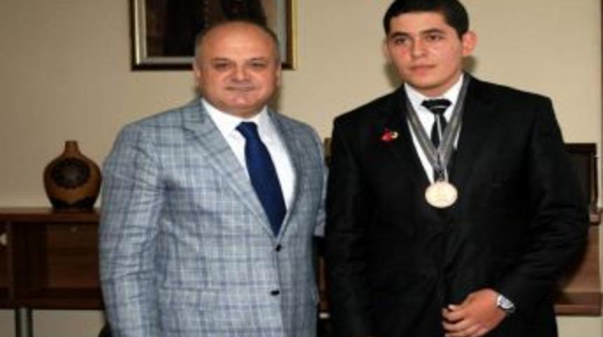 Vali &Ccedil;akacak Proje Yarışmalarında Derceye Giren &Ouml;ğrencileri &Ouml;d&uuml;llendirdi