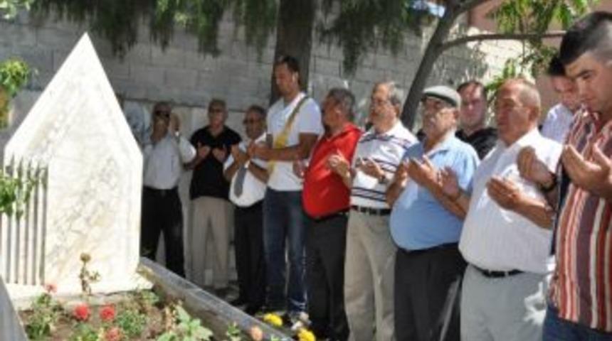 Başpehlivan Ali G&uuml;rb&uuml;z, Babasının Mezarını Ziyaret Etti
