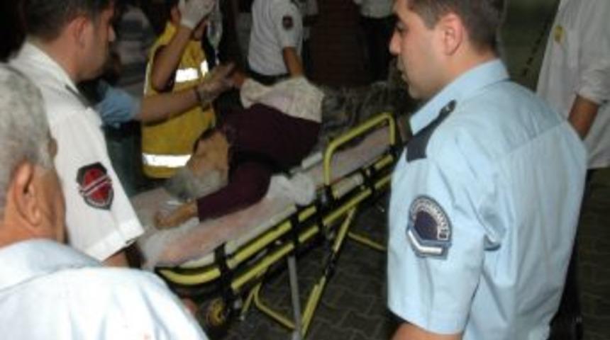 Otomobil Trakt&ouml;re &Ccedil;arptı: 1 &Ouml;l&uuml;, 4 Yaralı