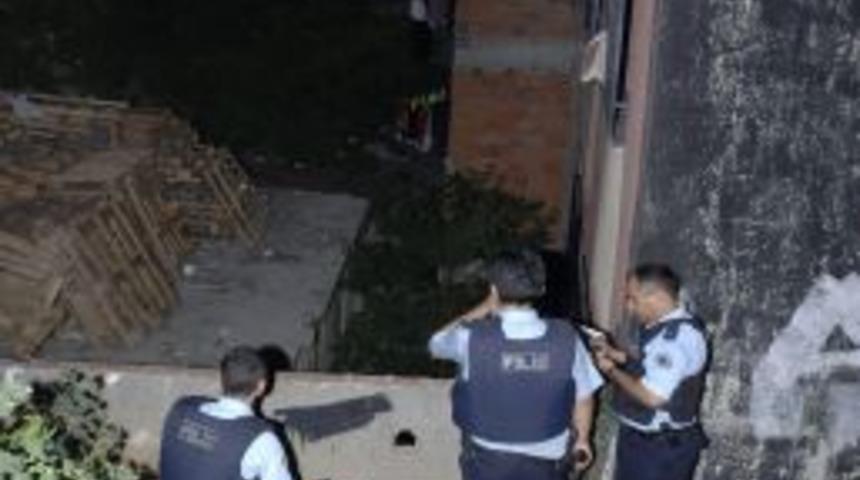 Şizofren Hastasının Silahlı Saldırısına Uğrayan Polisi &Ccedil;elik Yelek Kurtardı