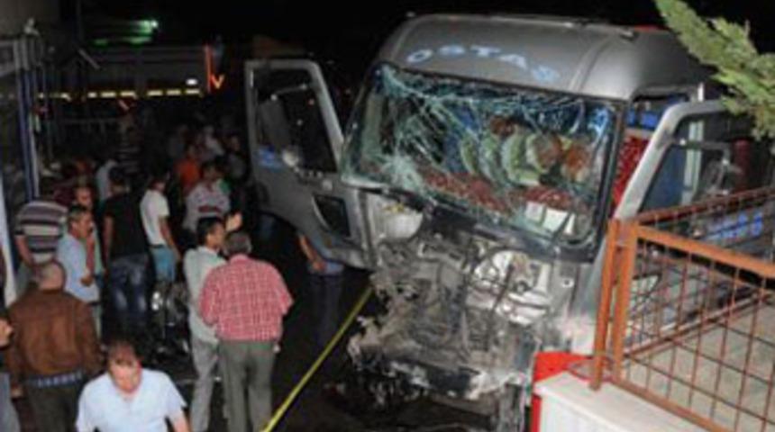 Freni boşalan tanker dehşet sa&ccedil;tı