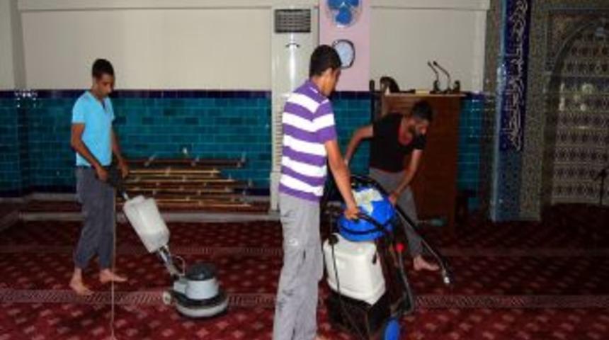 Camiler Ramazan I&ccedil;in G&uuml;l Suyu Ile Yıkanıyor