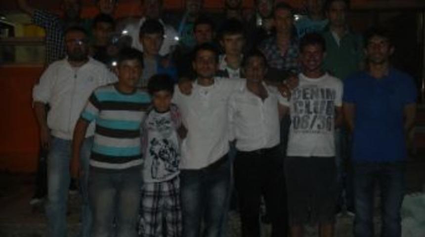 T&uuml;rkalispor Şampiyonluğunu, Gece D&uuml;zenleyerek Kutladı