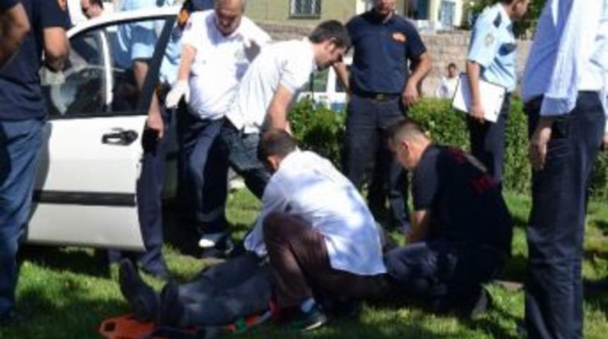 Otomobil Tramvay Direğine &Ccedil;arptı: 2 Yaralı