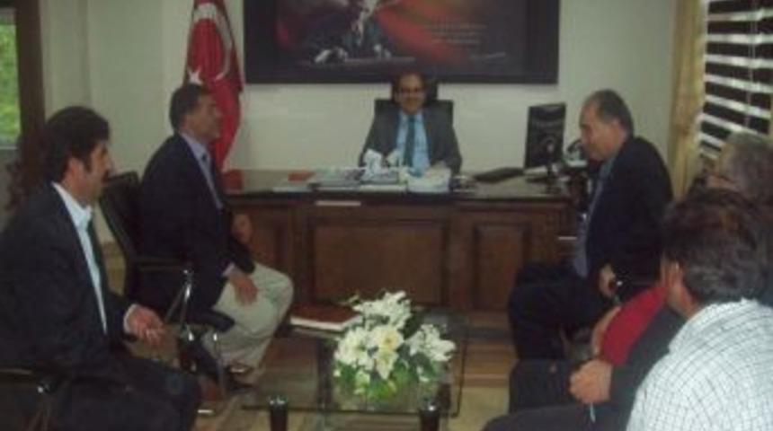 Yılmaz, İl&ccedil;e Gezilerini S&uuml;rd&uuml;r&uuml;yor