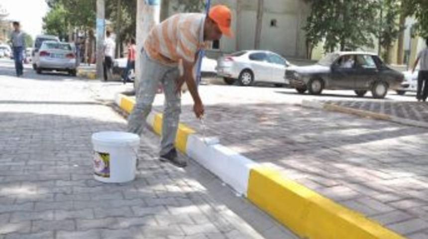 Belediye İl&ccedil;edeki Kaldırımları Boyuyor